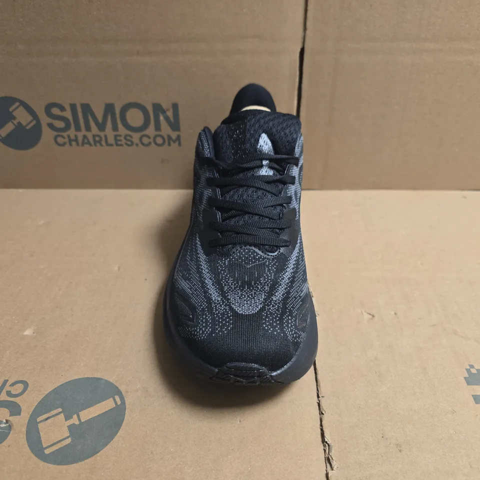 BOXED PAIR OF HOKA TRAINERS IN BLACK SIZE UK 9.5