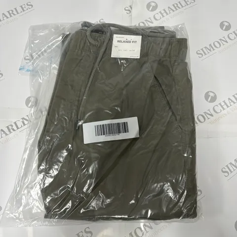 PULL & BEAR RELAXED FIT CARGOS IN KHAKI SIZE L