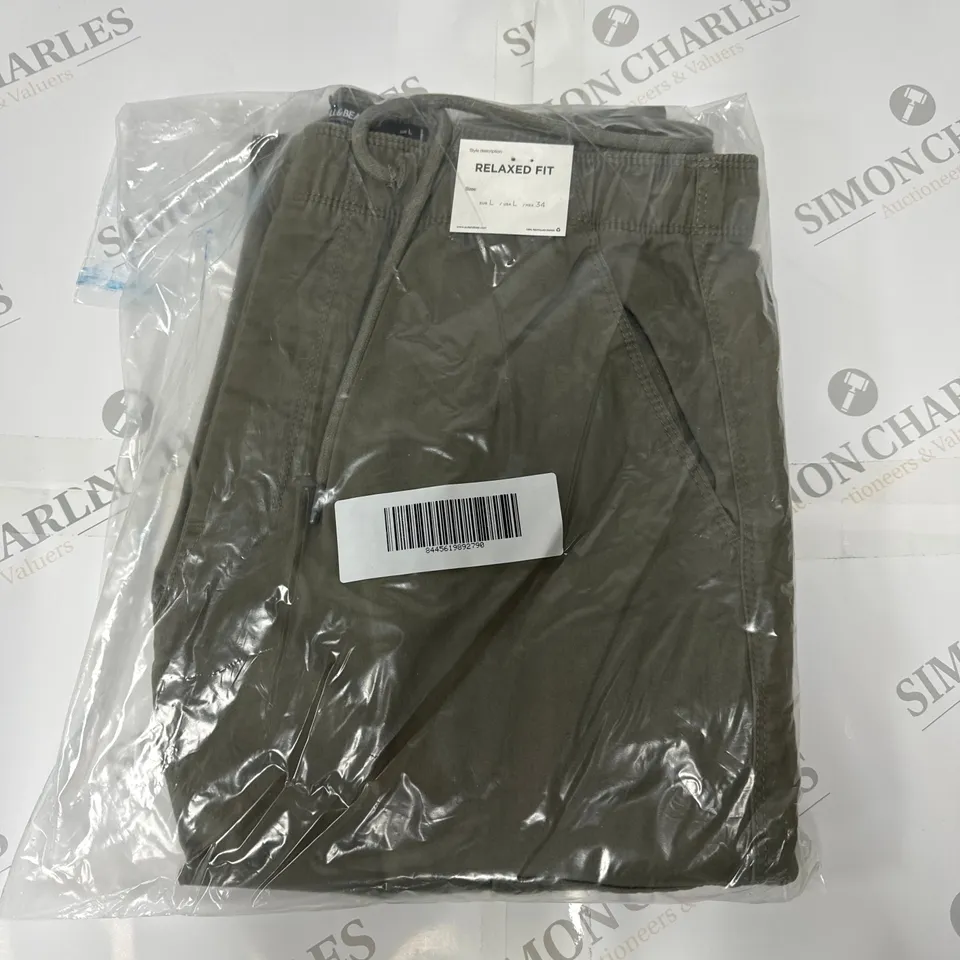 PULL & BEAR RELAXED FIT CARGOS IN KHAKI SIZE L