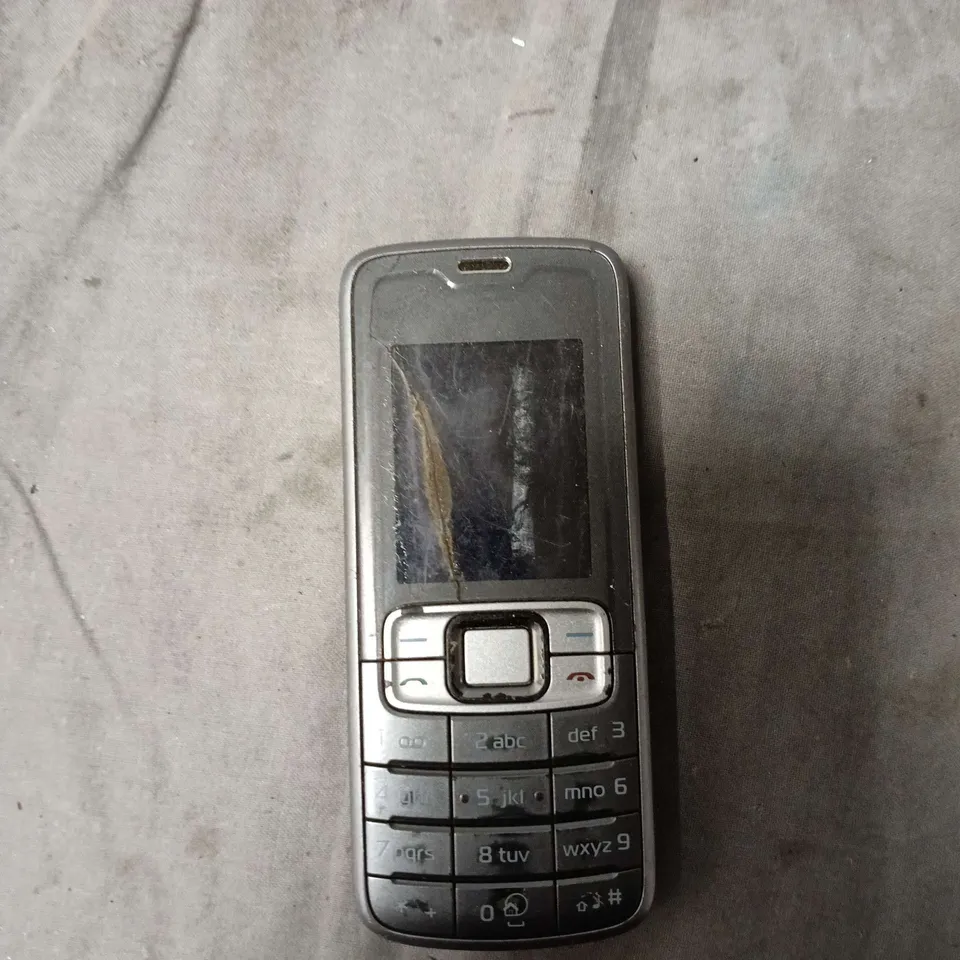 NOKIA CANDYBAR MOBILE PHONE 