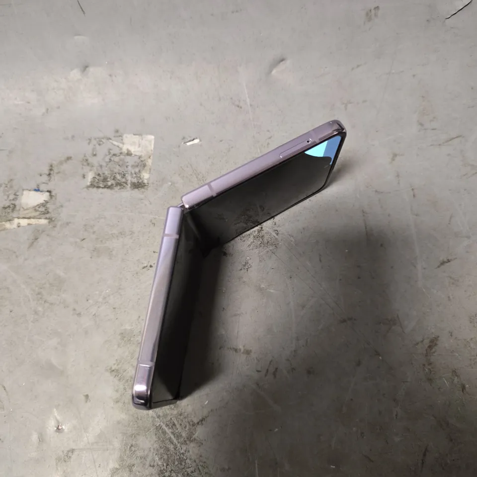 SAMSUNG GALAXY Z FLIP 4 SMARTPHONE IN PURPLE