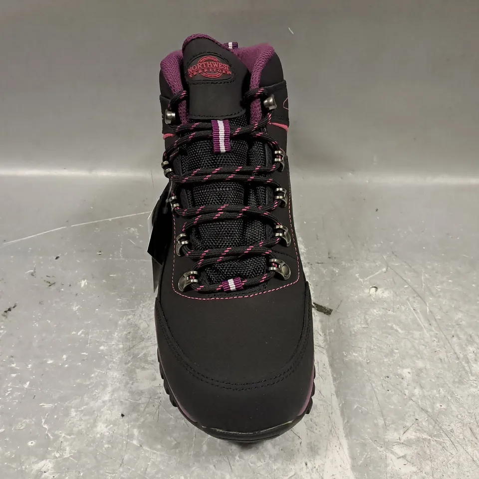 BOXED PAIR OF NORTHWEST TERRITORY ANKLE BOOTS IN BLACK/FUCHSIA UK SIZE 6