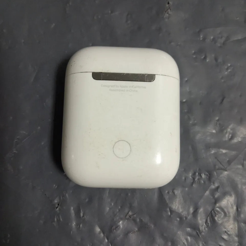 PAIR OF APPLE AIRPODS IN WHITE