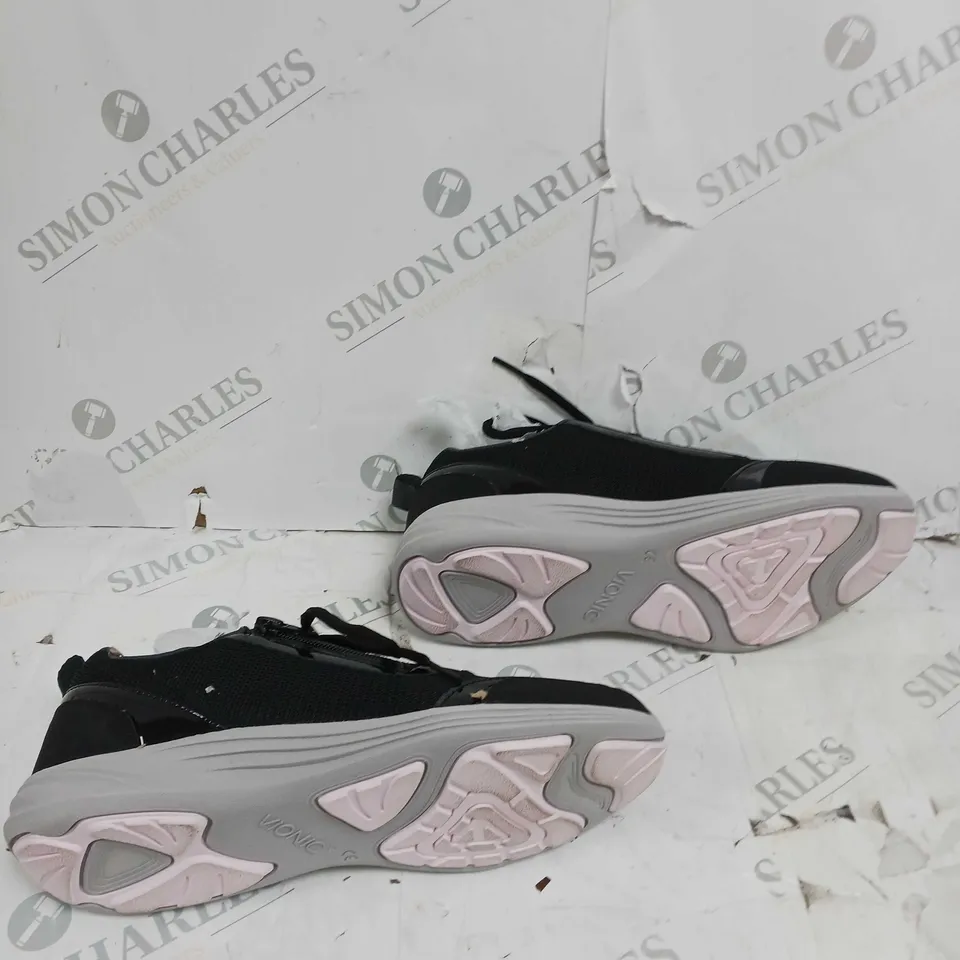 BOXED VIONIC AGILE CASSIS ZIP TRAINER IN BLACK - SIZE 5