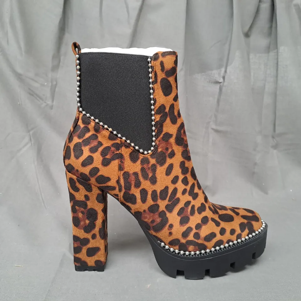 BOXED PAIR OF DESIGNER HIGH BLOCK HEEL PLATFORM BOOTS IN LEOPARD PRINT EU SIZE 40