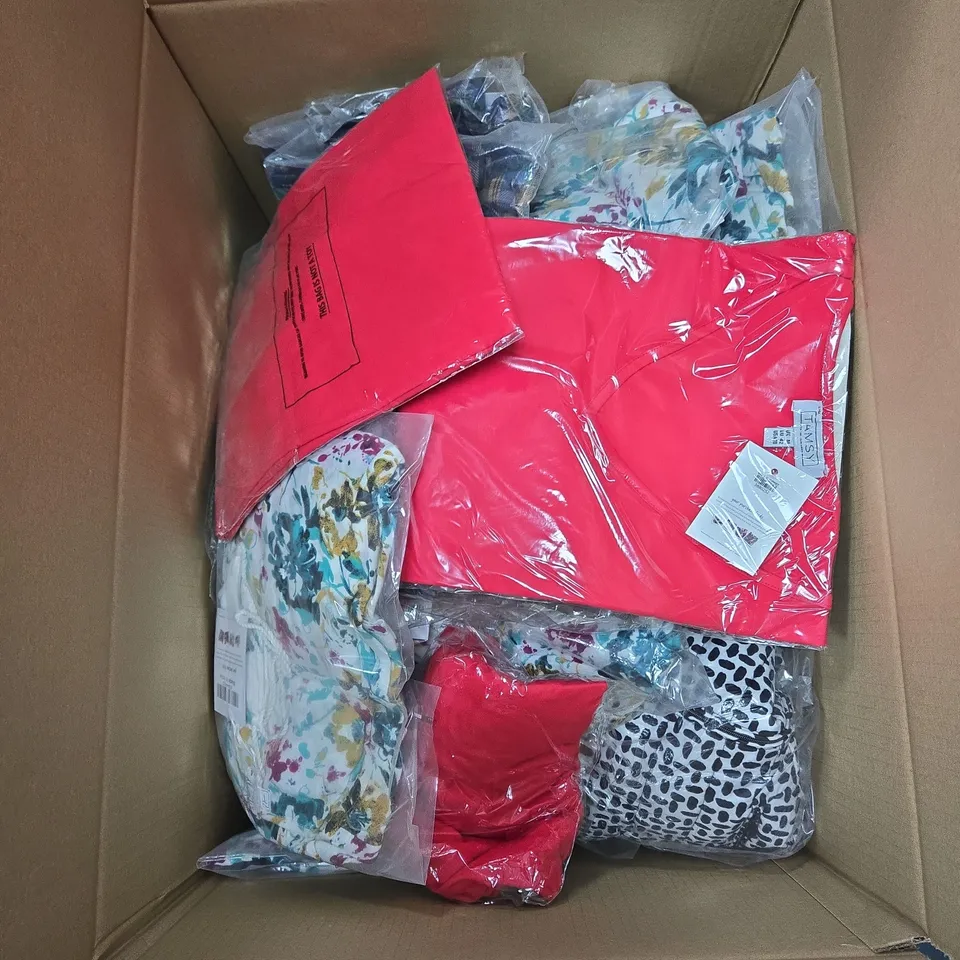 BOX OF APPROXIMATELY 30 X ASSORTED CLOTHING ITEMS