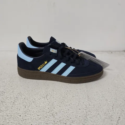 ADIDAS HANDBALL SPEZIAL J SNEAKERS – NAVY WITH LIGHT BLUE DETAILS, UK 5.5