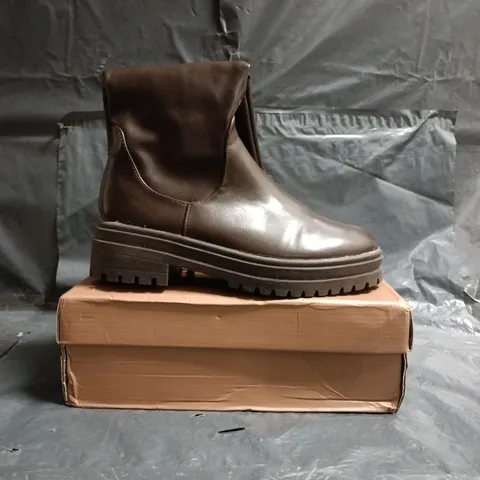 BOXED PAIR OF XY LONDON KNEE-HIGH BOOTS IN BROWN SIZE UK 6