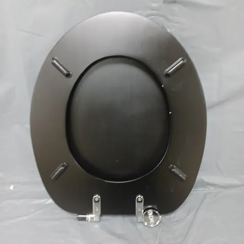 BOXED HOME SLOW CLOSE WOODEN TOILET SEAT