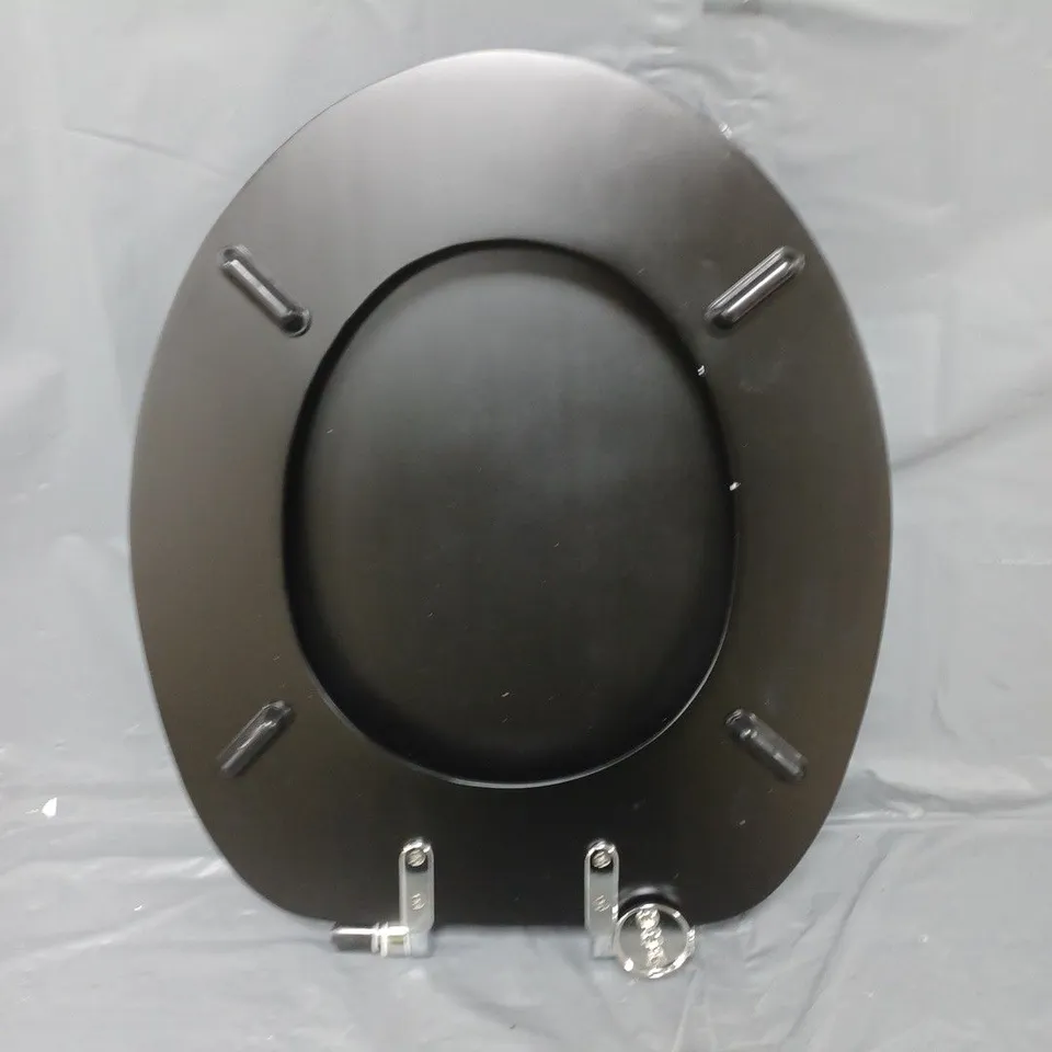 BOXED HOME SLOW CLOSE WOODEN TOILET SEAT 
