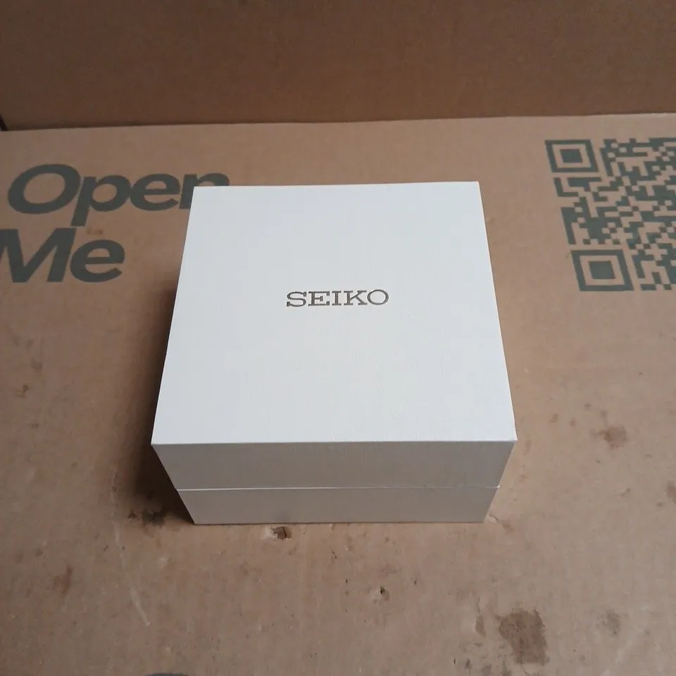 SEIKO CHRONOGRAPH WATCH WITH ORANGE DIAL & BLUE BEZEL, STAINLESS STEEL BRACELET – BOXED 