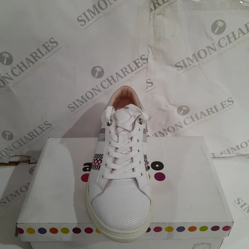 BOXED ADESS0 SASHA WHTE TRAINERS SIZE 6