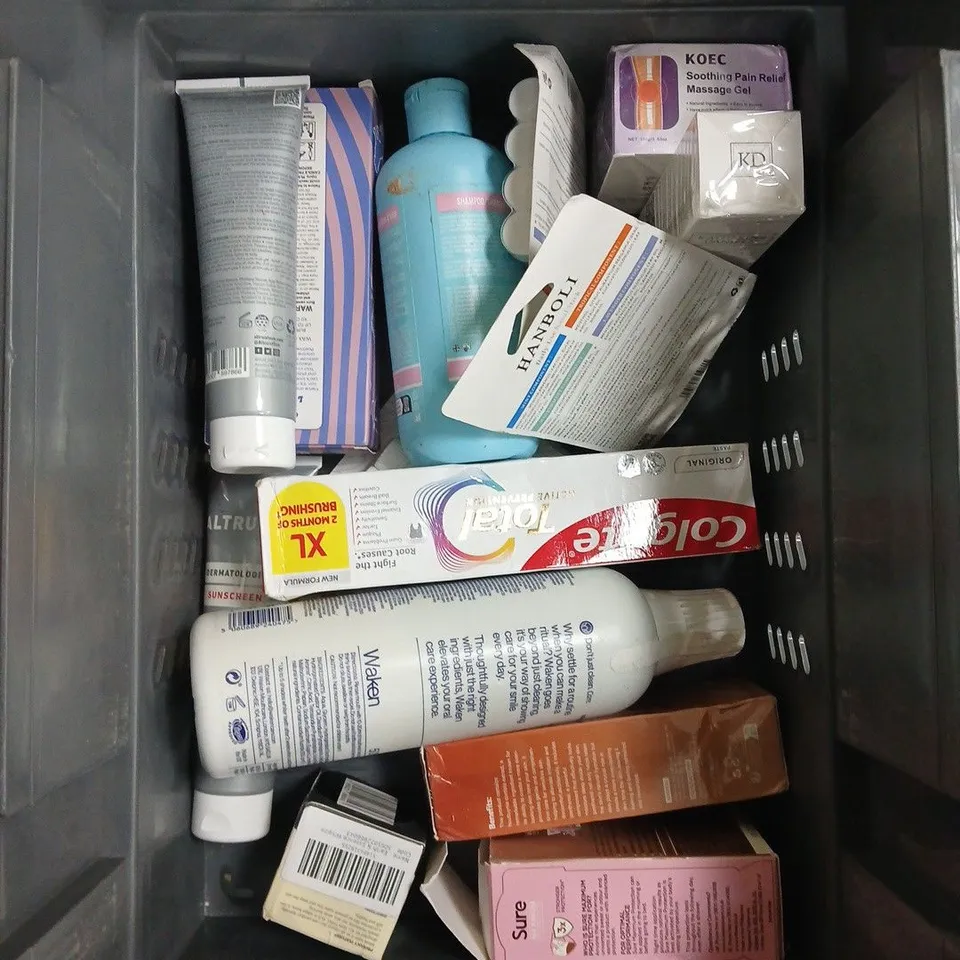 APPROXIMATEY 20 ASSORTED HEALTH AND BEAUTY PRODUCTS TO INCLUDE WELEDA HAIR TONIC, CAREX HAND WASH AND AVEENO CLEANSER