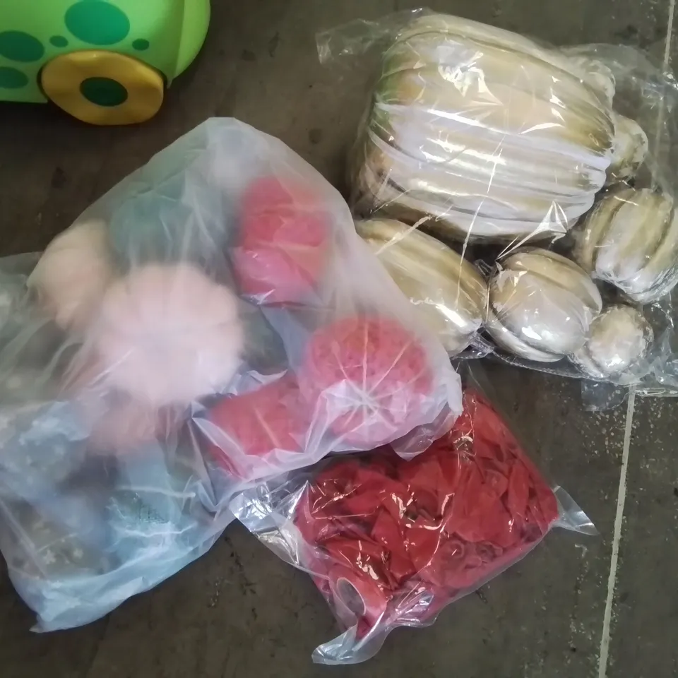 PALLET OF ASSORTED ITEMS TO INCLUDE, TRUNKI CHILDS RIDE ON SUITCASE, DECORATIONS, ICING NOZZELS SETS, SHOE HAT STAND, RESISTANCE BAND SETS.