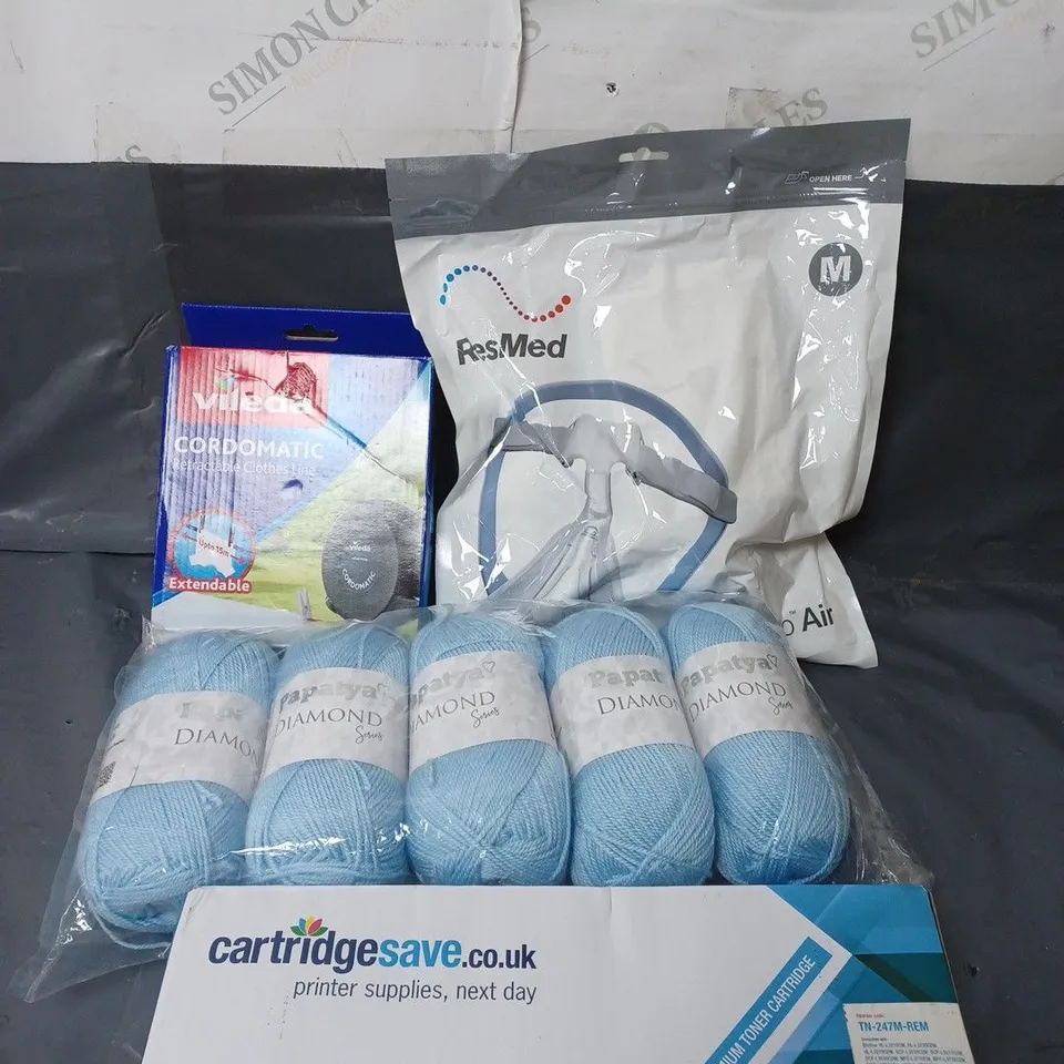 APPROXIMATELY 20 ASSORTED HOUSEHOLD ITEMS TO INCLUDE RETRACTABLE WASHING LINE, KNITTING YARN AND TONER CARTRIDGE