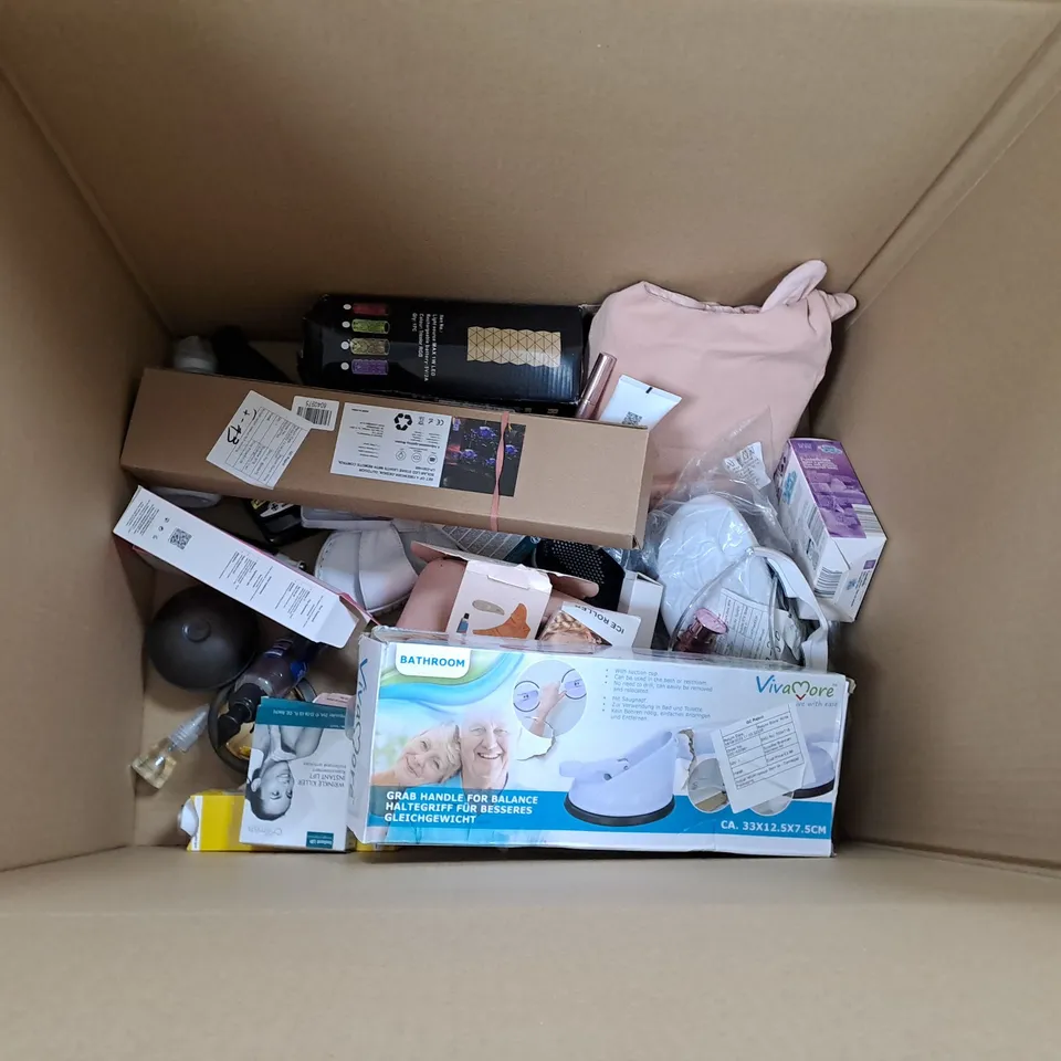 APPROXIMATELY 20 ASSORTED HOUSEHOLD ITEMS TO INCLUDE CARRERA WASH BAG, TABLE LAMP AND BEAUTECH MASSAGE BRUSH
