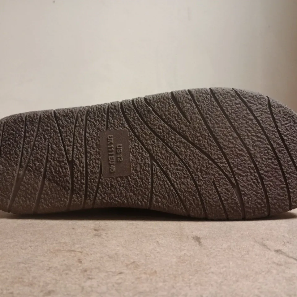 BOXED PAIR OF LONGBAY OUTDOOR SLIPPERS IN BEIGE SIZE UK 11