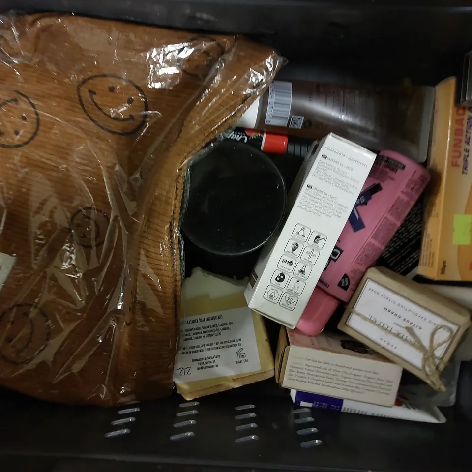 BOX OF APPROX 10 COSMETIC ITEMS TO INCLUDE GEORGE SHAVER. LA ROCHE POSAY ULTIMATE PROTECTION, WELL BEING SHAMPOO