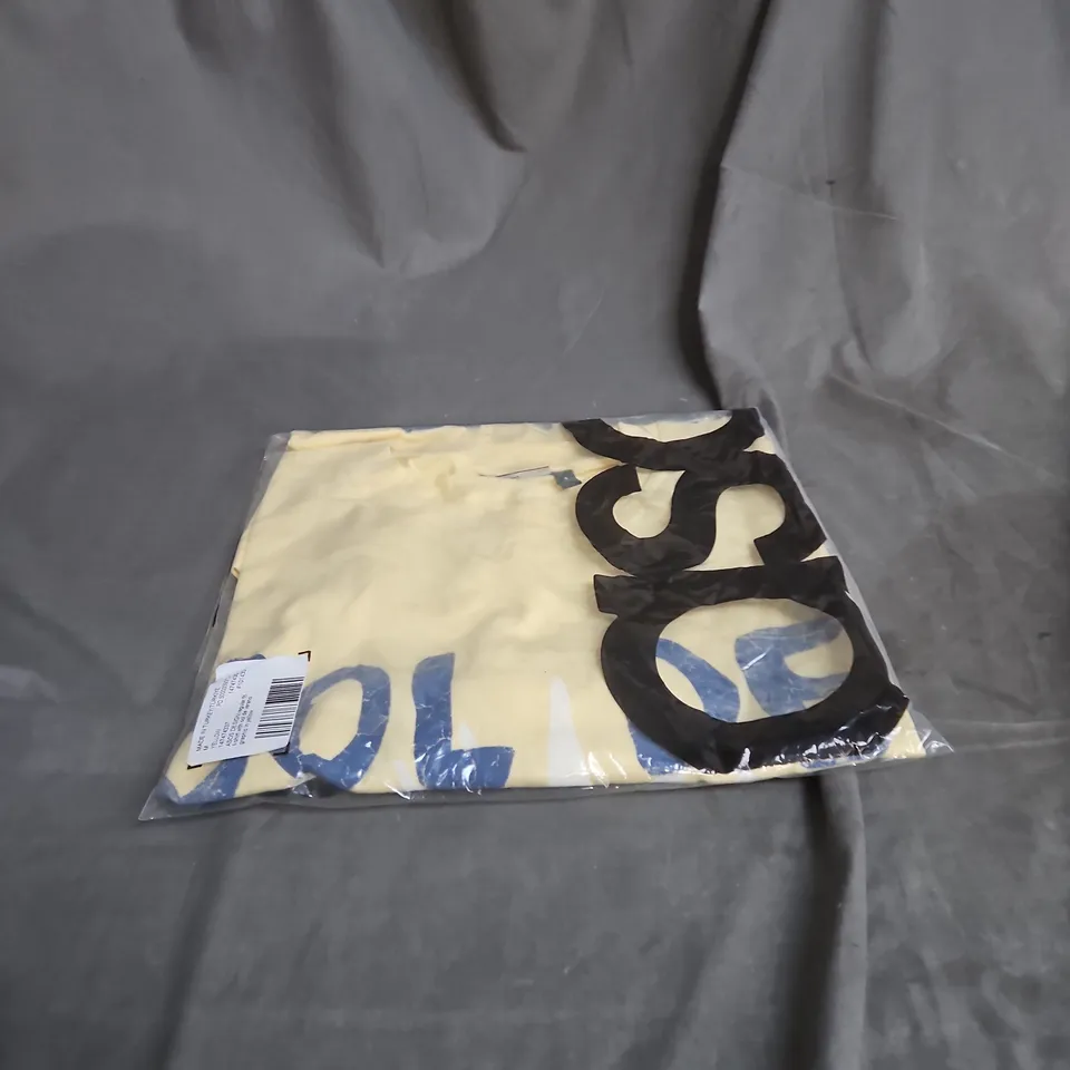 BOX OF APPROXIMATELY 25 ASSORTED CLOTHING ITEMS INCLUDING THERMAL PANTS , PRINTED T SHIRT AND GREEN PADDED COAT