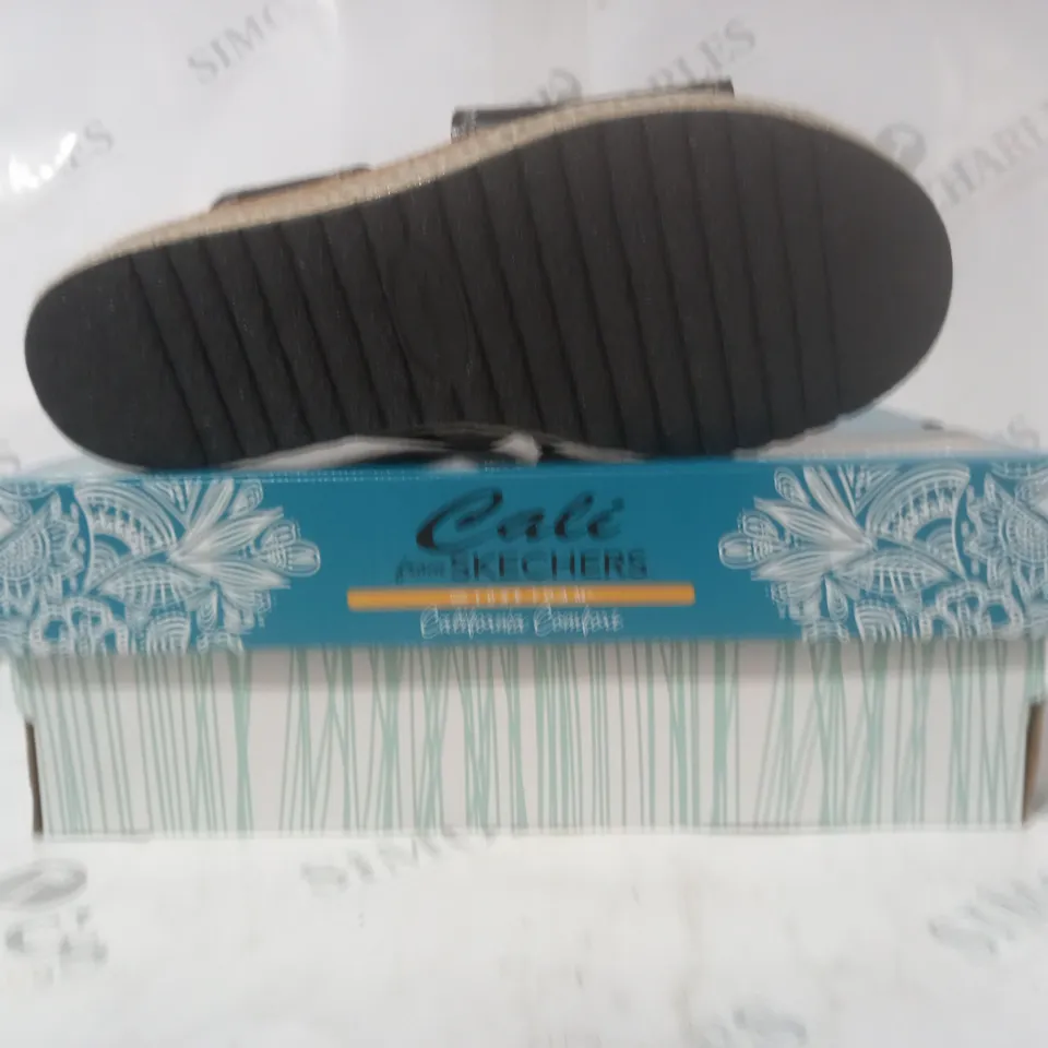 BOXED PAIR OF CALI FROM SKECHERS LUXE FOAM OPEN TOE SANDALS IN BLACK SIZE 6