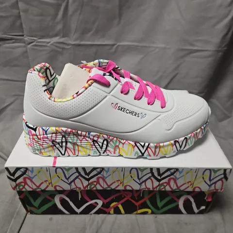 BOXED SKECHERS UNO LITE LOVELY LUV TRAINERS β WHITE WITH PINK LACES - UK 6