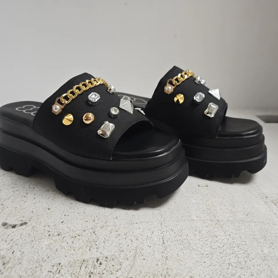 BOXED PAIR OF UNBRANDED PLATFORM OPEN TOE SLIDE SANDALS IN BLACK SIZE 6