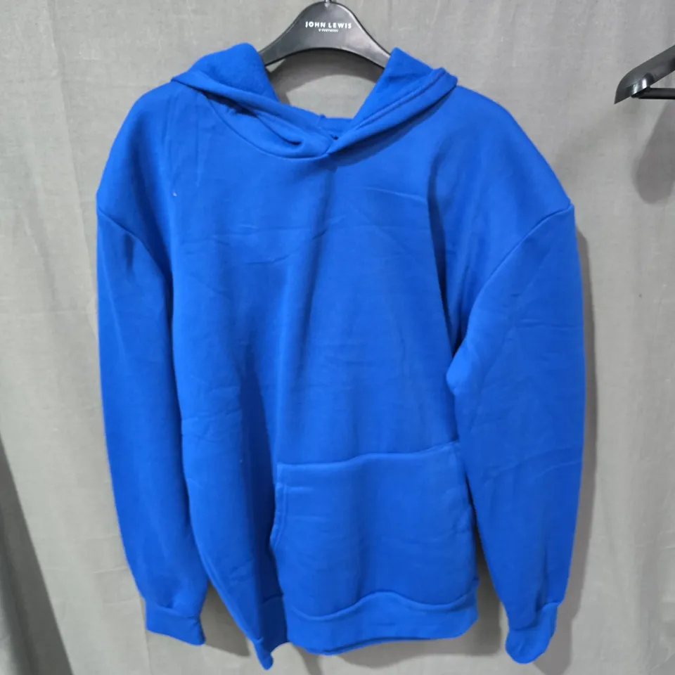 BOX OF APPROXIMATELY 25 CLOTHING ITEMS INCLUDING: GREEN SPORTS JERSEY, BLUE HOODIE AND BLUE FLEECE PANTS