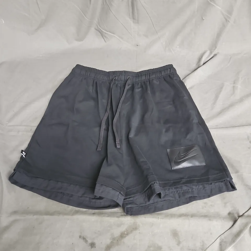 NIKE STANDARD FIT MID THIGH LENGTH SHORTS IN BLACK SIZE M