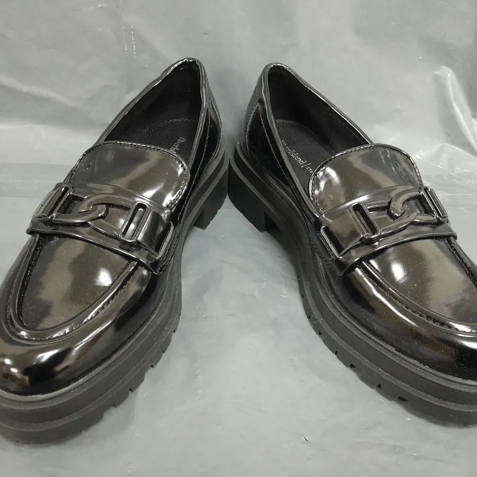 BOXED RIVER ISLAND SHOES IN GLOSSY BLACK SIZE 5