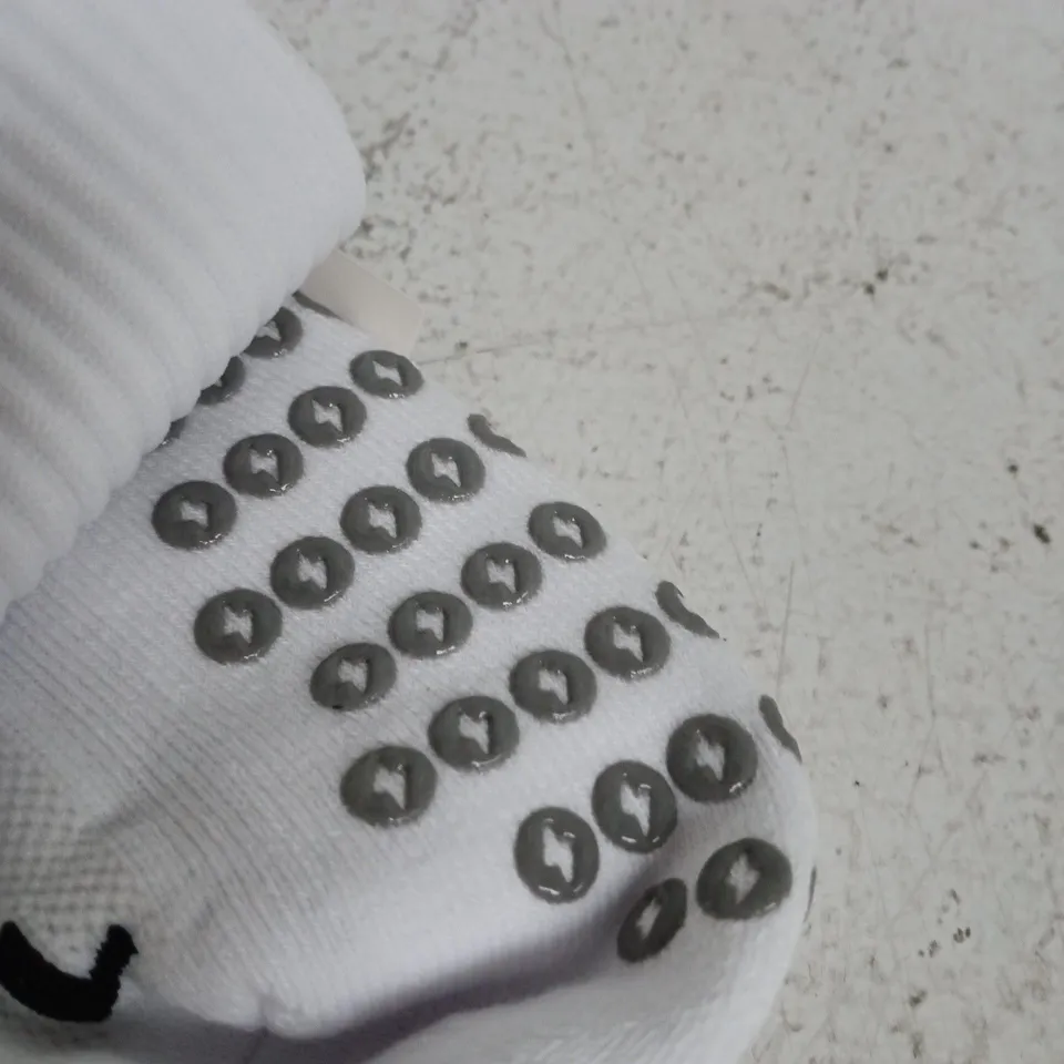 DELUXE GRIP SOCKS SIZE LARGE WHITE