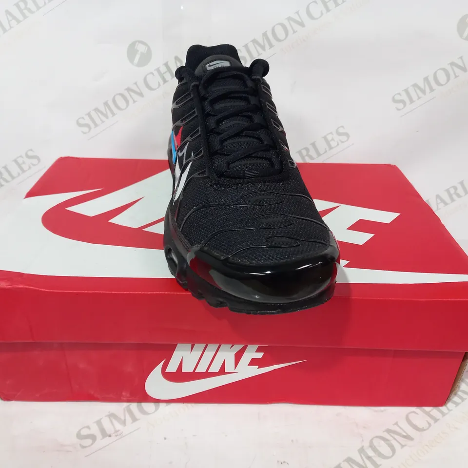 BOXED PAIR OF NIKE AIR MAX PLUS IN BLACK UK SIZE 6