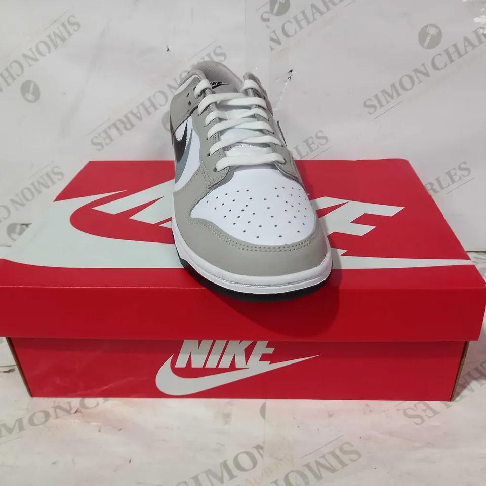 BOXED PAIR OF NIKE TRAINERS IN WHITE/GREY UK SIZE 9.5