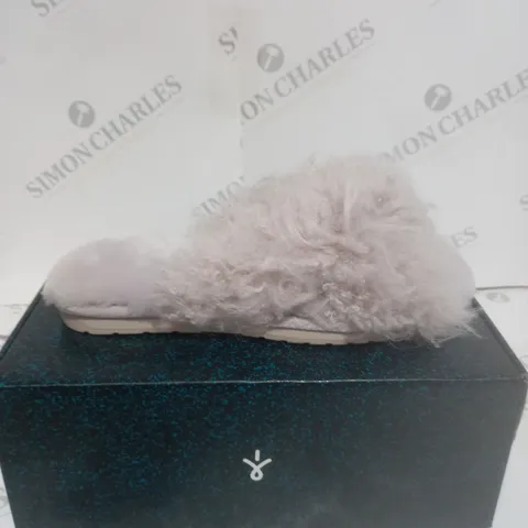 EMU AUSTRALIA MAYBERRY CURLY SLIDERS - SIZE 7