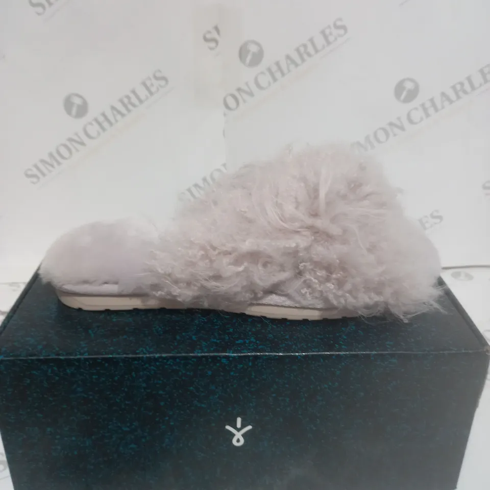 EMU AUSTRALIA MAYBERRY CURLY SLIDERS - SIZE 7 