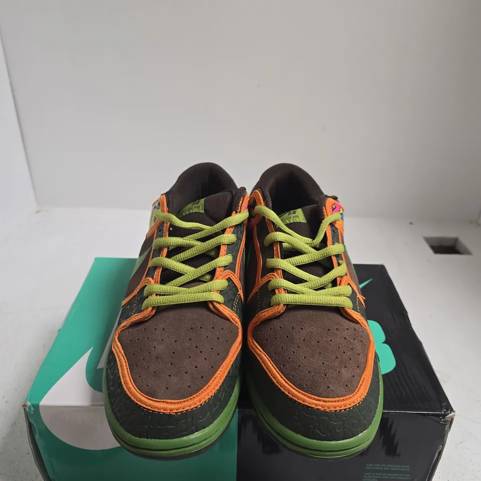 BOXED PAIR OF NIKE SB DUNK LOW – CONCEPTS X NIKE SB DUNK WHEN PIGE FLY - SIZE UK 9.5