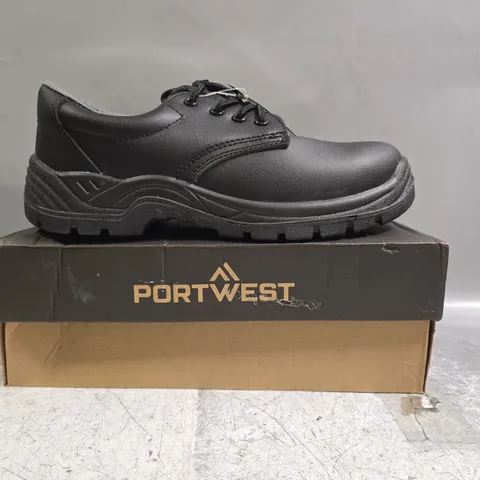 BOXED PAIR OF PORTWEST SAFETY SHOES IN BLACK SIZE UK 7