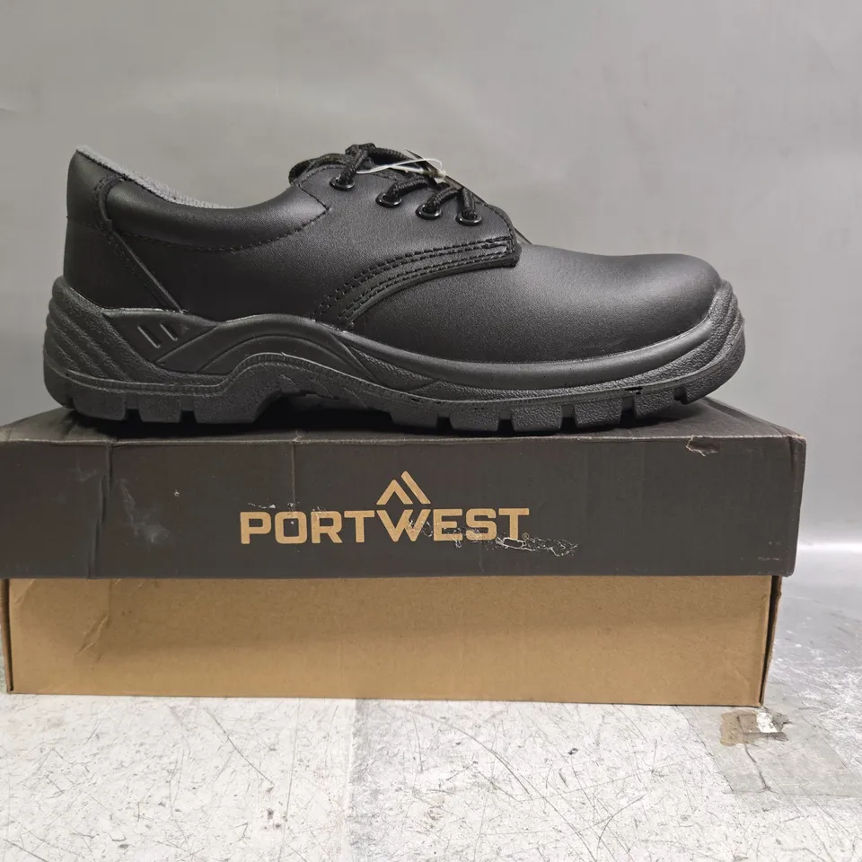 BOXED PAIR OF PORTWEST SAFETY SHOES IN BLACK SIZE UK 7