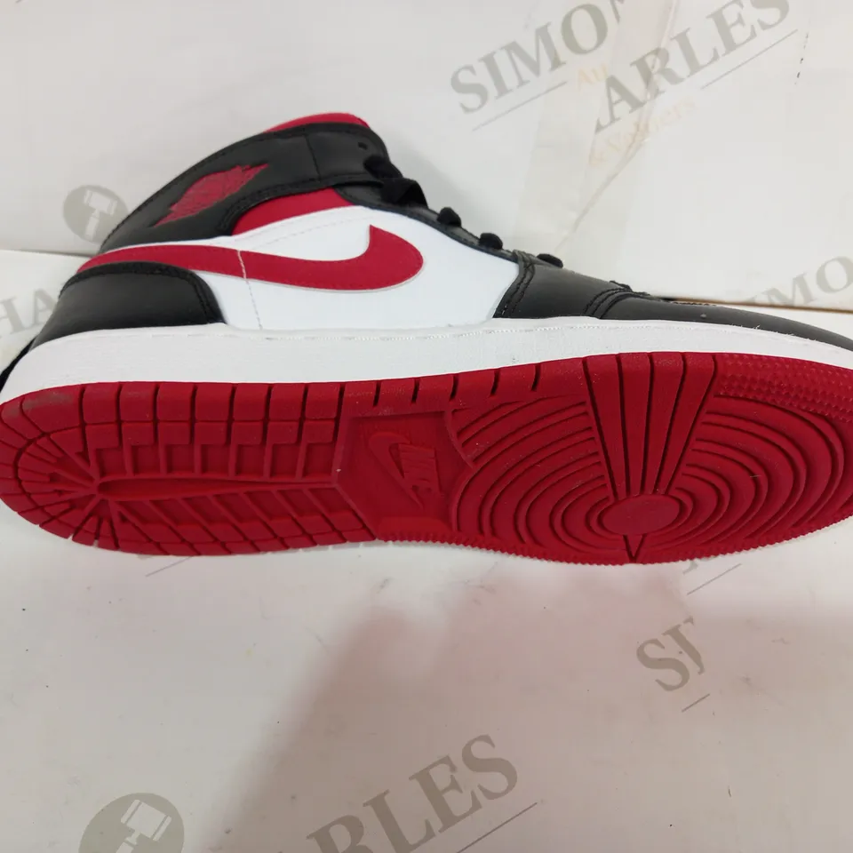 PAIR OF NIKE HIGHTOPS SIZE 6