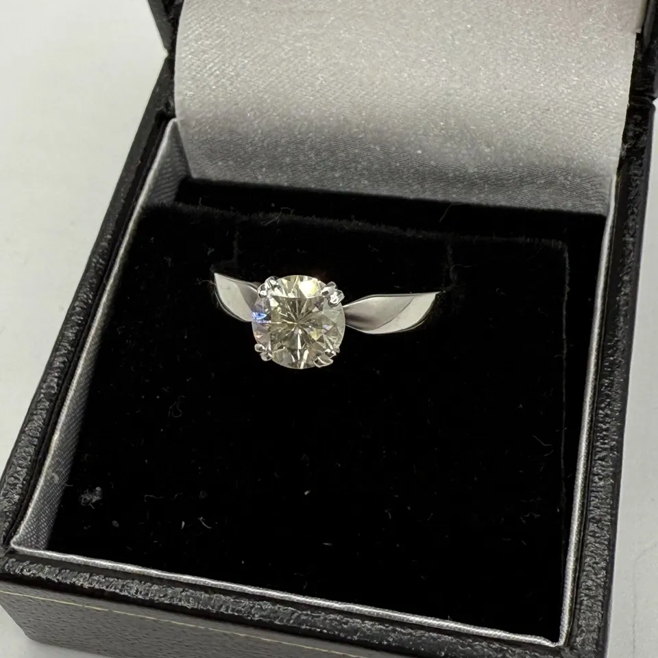 18CT WHITE GOLD SOLITAIRE RING SET WITH A NATURAL DIAMOND WEIGHING +1.08CT
