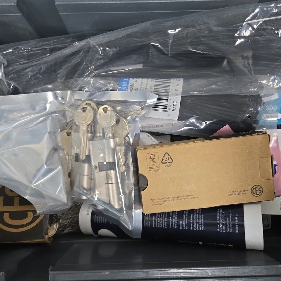 APPROXIMATELY 20 ASSORTED HOUSEHOLD ITEMS TO INCLUDE ALCOHOL PREP PADS, TRAVEL ADAPTOR WITH USB, THERMX INSTANT ICE COOLING PACK, ETC