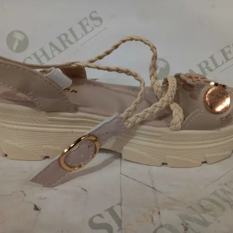 BOXED PAIR OF FASHION OPEN TOE PLATFORM SANDALS IN BEIGE SIZE UNSPECIFIED