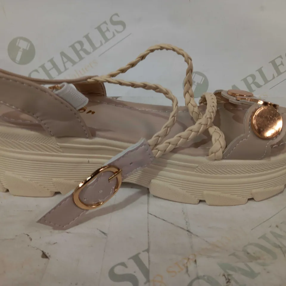 BOXED PAIR OF FASHION OPEN TOE PLATFORM SANDALS IN BEIGE SIZE UNSPECIFIED