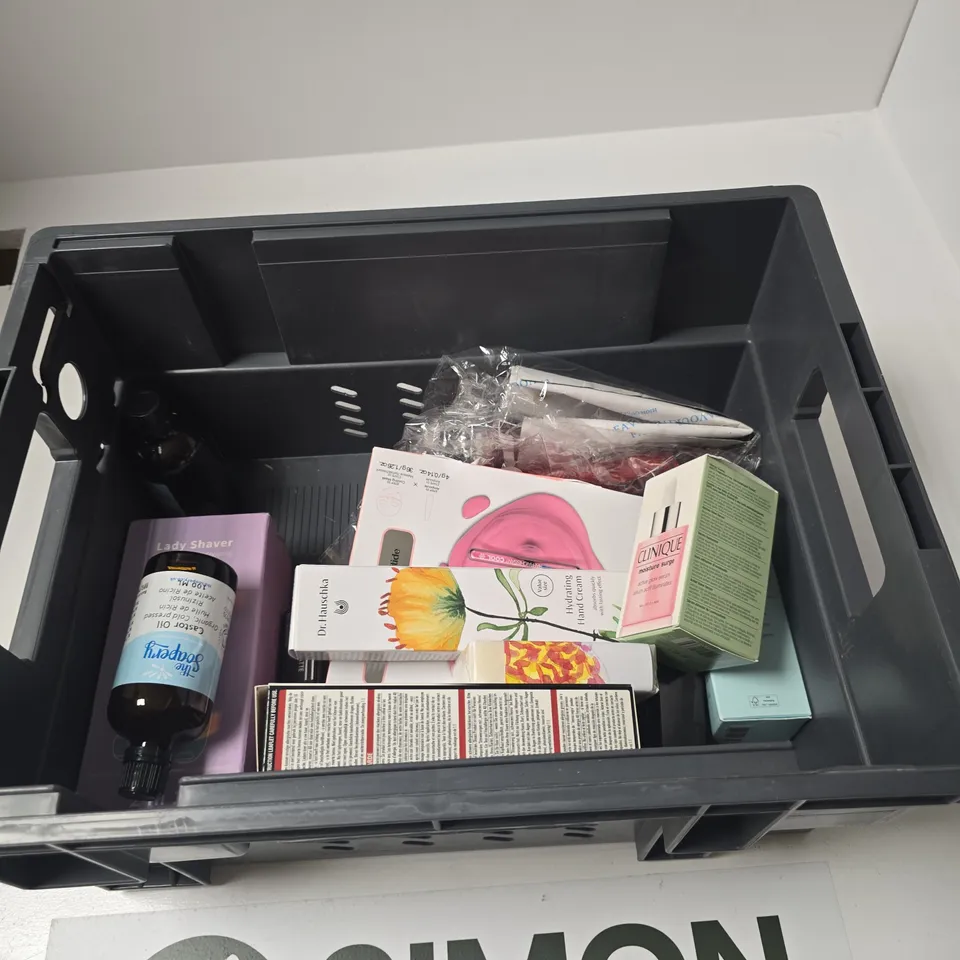 TOTE OF APPROXIMATELY 10 ASSORTED BEAUTY PRODUCTS INCLUDING THE SOAPERY CASTOR OIL, DR HAUSCHKA HYDRATING HAND CREAM AND BIGEN EZ COLOUR