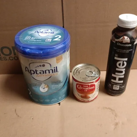 APPROXIMATELY 12 ASSORTED FOOD AND DRINKS ITEMS TO INCLUDE - BLACK EDITION HUEL CHOCOLATE SHAKE, NESTLE CARNATION CARAMEL, APTAMIL FOLLOW ON MILK POWDER ETC 