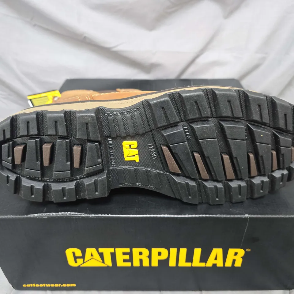 BOXED PAIR OF CAT PELTON ST S1 BOOTS IN DARK BEIGE - UK 10