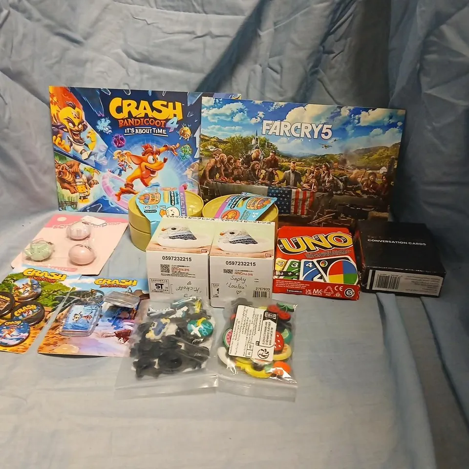 LARGE QUANTITY OF ASSORTED TOYS AND ACCESSORIES TO INCLUDE; CRASH BANDICOOT MEMORBILIA, SQUISHY BUNS, UNO, THE DIARY OF A CEO CONVERSATION CARDS AND SHOE CHARMS
