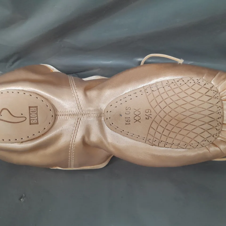 BOXED PAIR OF BLOCH POINTED SHOES IN PINK SIZE 6.5