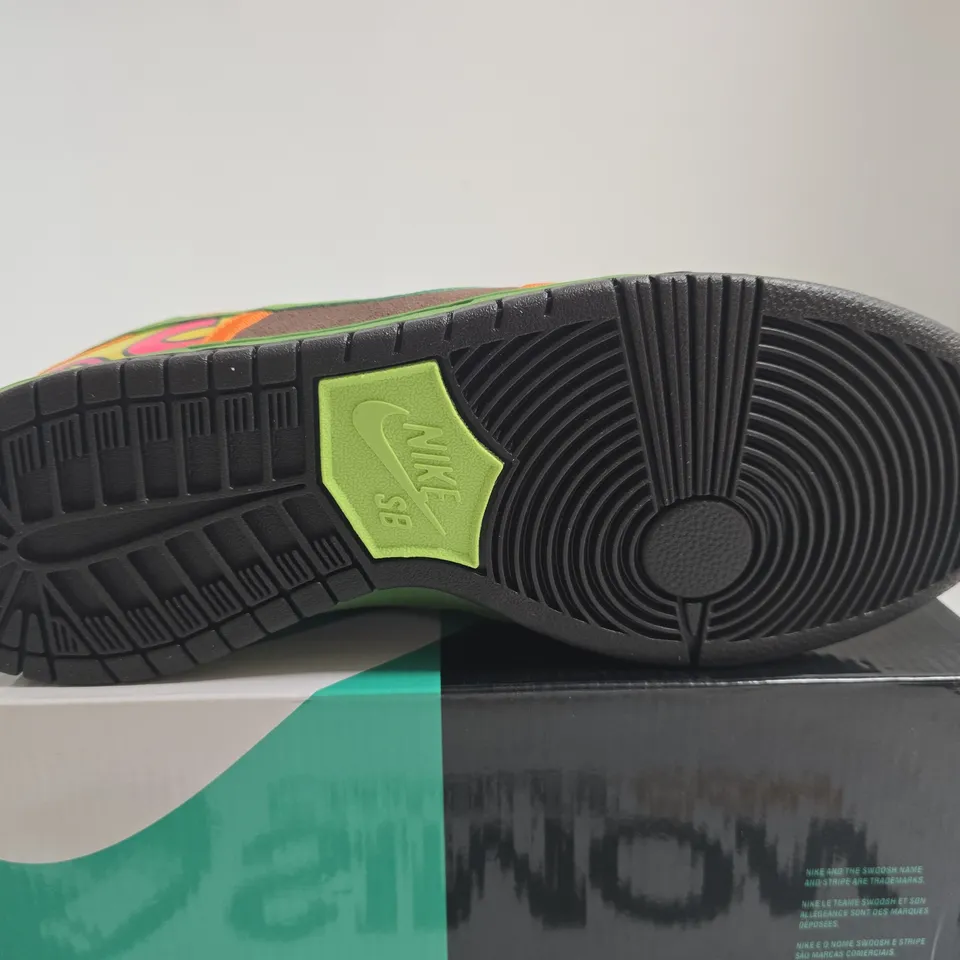 BOXED PAIR OF NIKE SB DUNK LOW – CONCEPTS X NIKE SB DUNK WHEN PIGE FLY - SIZE UK 9.5