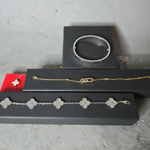 APPROXIMATELY 30 ASSORTED JEWELLERY ITEMS TO INCLUDE - BANGLE , BRACELET 