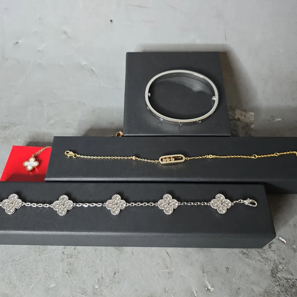 APPROXIMATELY 30 ASSORTED JEWELLERY ITEMS TO INCLUDE - BANGLE , BRACELET 